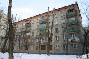 Простой фасад пятиэтажного дома